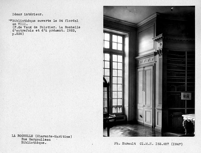 Décor intérieur de la salle au premier étage de la bibliothèque