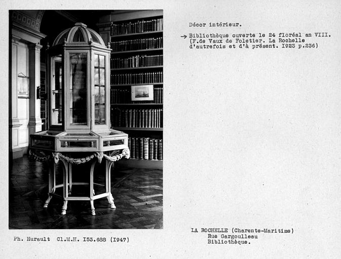 Meuble d'exposition de la salle au premier étage de la bibliothèque