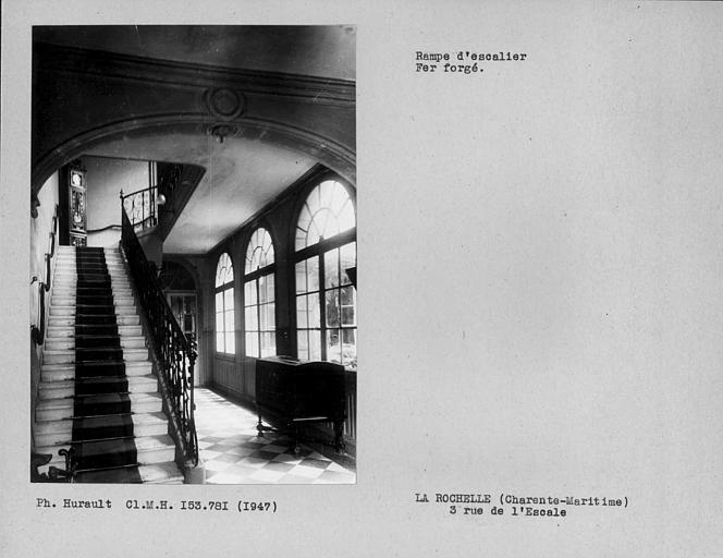 Ensemble du rez-de-chaussée de l'escalier, rampe en fer forgé