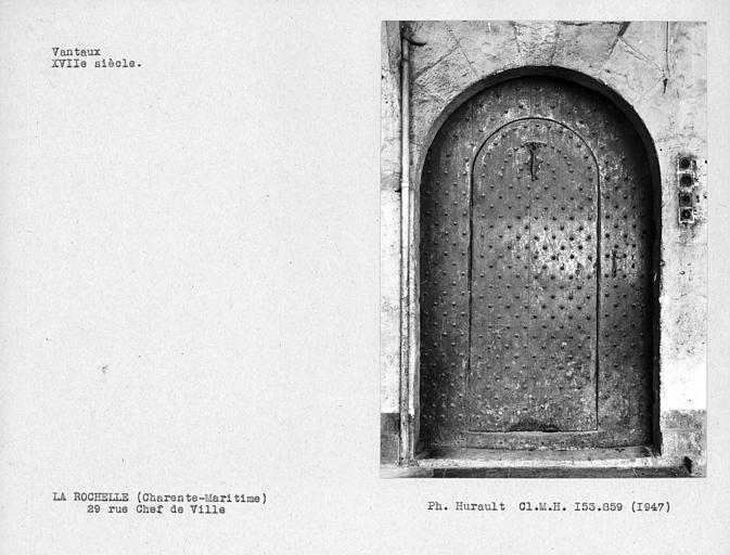 Vantaux de la porte sur rue