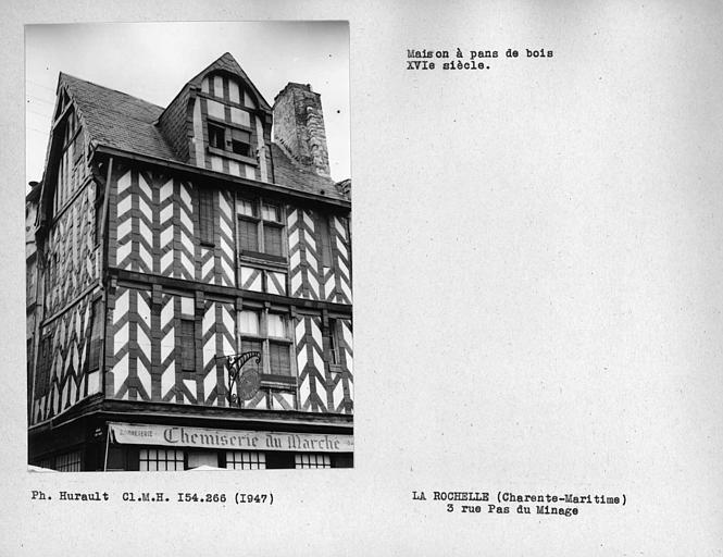 Façade à pans de bois vue de trois-quart, lucarne