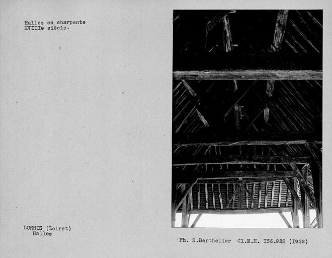 Vue intérieure de la halle, détail de la charpente de bois