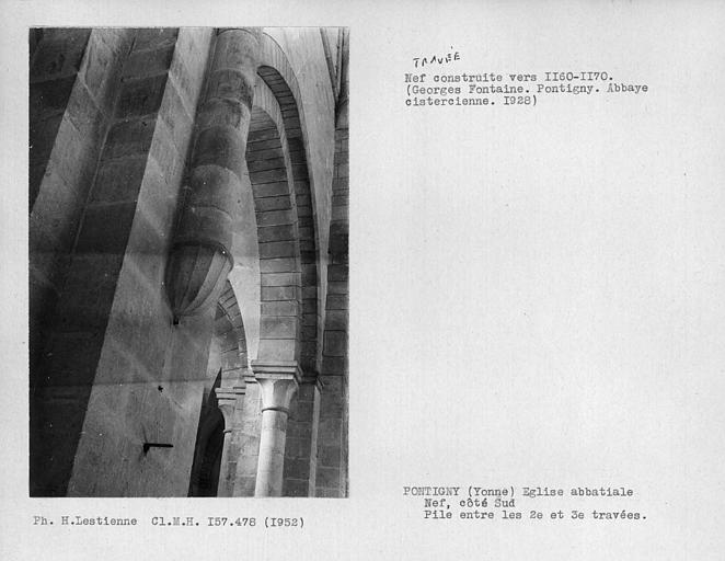 Côté sud de la nef, pile comprise entre les deuxième et troisième travées
