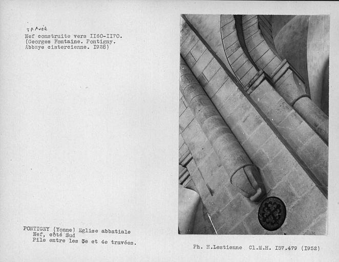 Côté sud de la nef, pile comprise entre les troisième et quatrième travées
