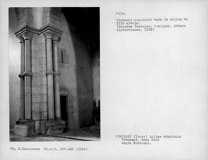 Bras nord du transept, piles jumelées et baguées dans l'angle nord-est