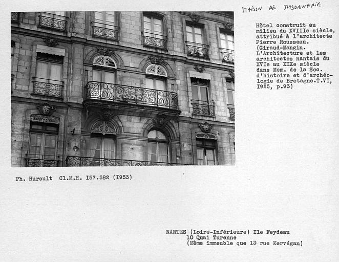 Façade sur rue, parties du milieu et balcon du deuxième étage