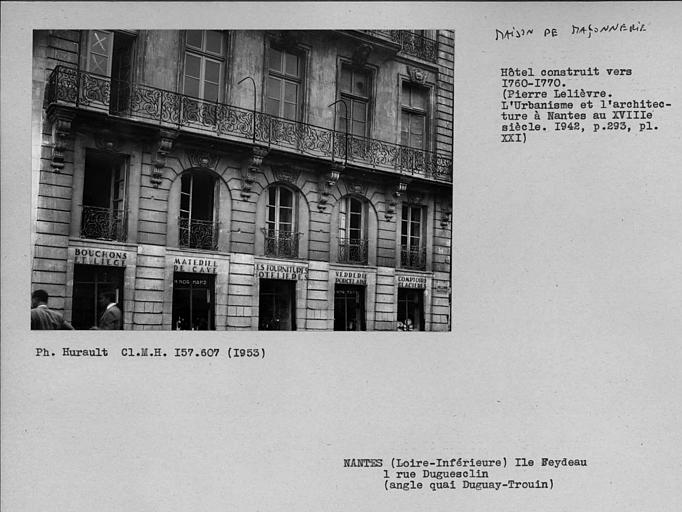 Façade sur rue, balcon du premier étage, immeuble ayant aussi une façade 12 quai Duguay-Trouin