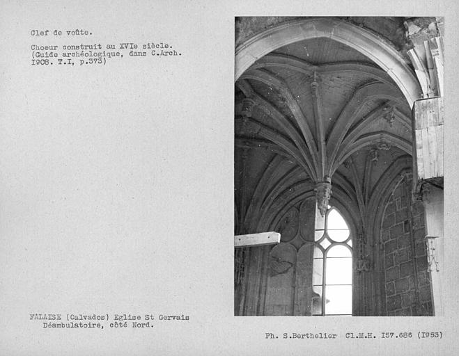 Clef de voûte retombante du déambulatoire, côté nord