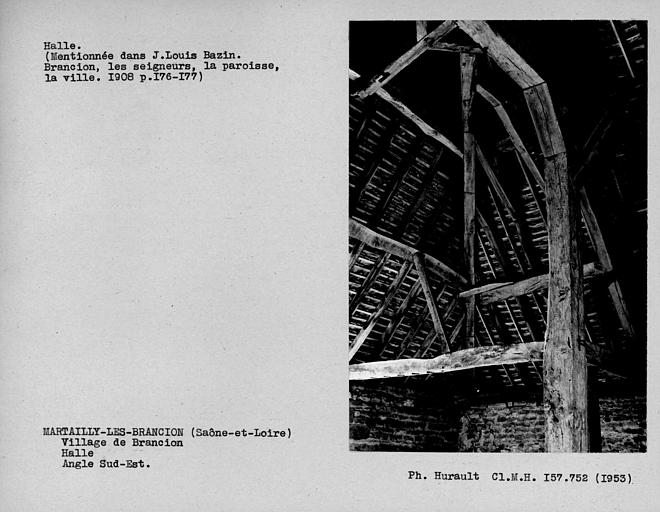 Vue intérieure de la halle, détail de l'angle sud-est de la charpente