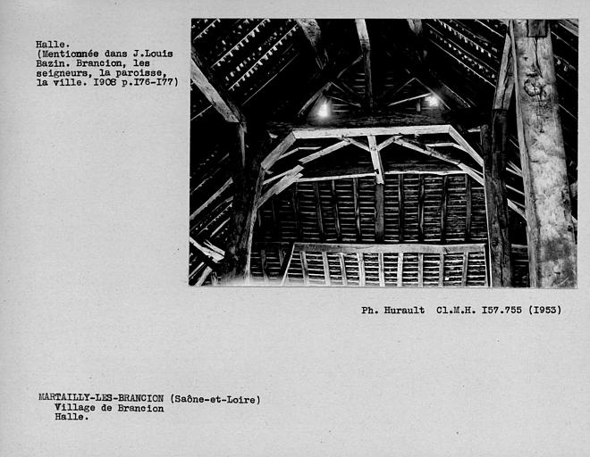 Vue intérieure de la halle, charpente de bois
