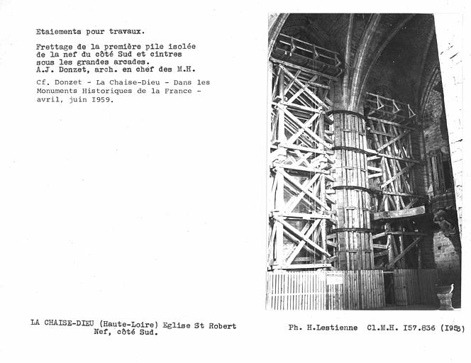 Etaiements pour travaux, frettage de la première pile isolée de la nef côté nord et cintres sous les grandes arcades