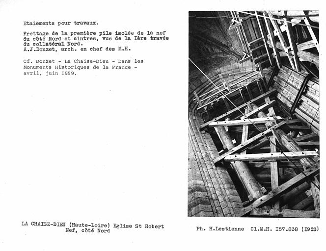 Etaiements pour travaux, frettage de la première pile isolée de la nef côté nord et cintres, vus de la première travée du collatéral nord