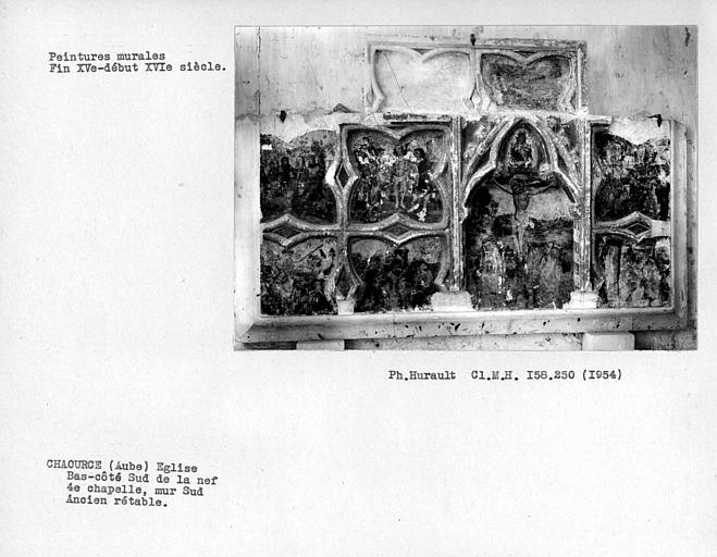 Bas-côté sud de la nef, ensemble du retable peint en pierre de la quatrième chapelle