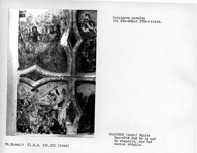 Bas-côté sud de la nef, quatrième chapelle, détail du retable peint en pierre : plusieurs scènes