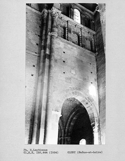 Abbaye. Croisillon sud du grand transept, mur ouest de la travée correspondant au deuxième bas-côté de la nef