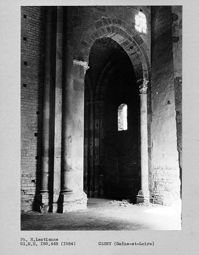 Abbaye. Croisillon sud du grand transept, mur ouest de la travée correspondant au deuxième bas-côté de la nef