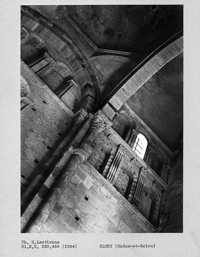 Abbaye. Croisillon sud du grand transept, mur ouest de la travée correspondant au deuxième bas-côté de la nef centrale, sous le clocher de l'eau bénite