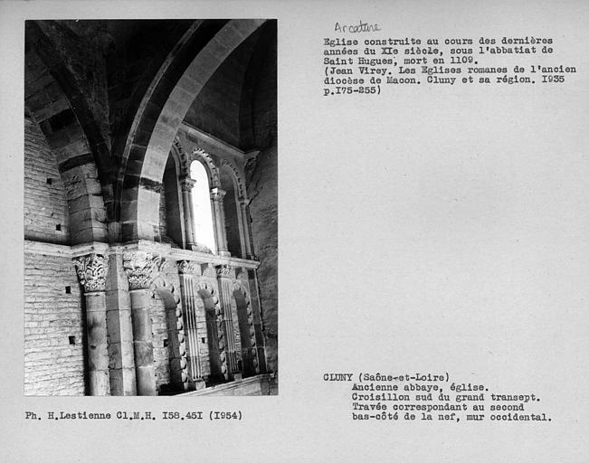 Abbaye. Arcature du croisillon sud du grand transept, mur ouest de la travée correspondant au deuxième bas-côté de la nef