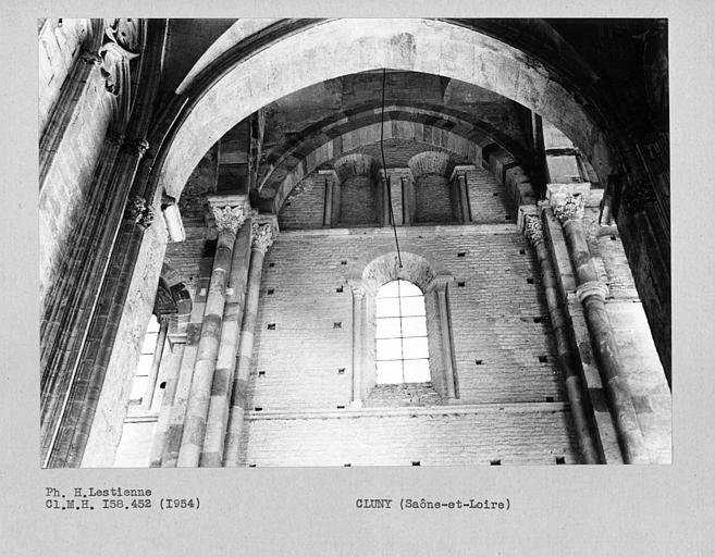 Abbaye. Croisillon sud du grand transept, travée centrale sous le clocher de l'eau bénite