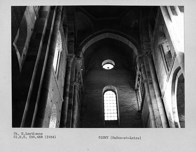 Abbaye. Croisillon sud du grand transept, travée centrale sous le clocher de l'eau bénite