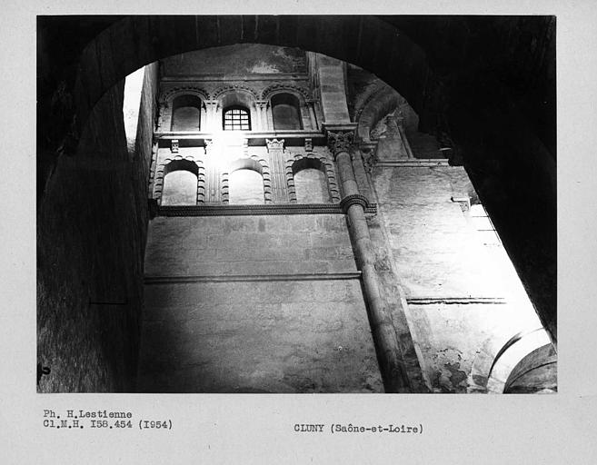 Abbaye. Croisillon sud du grand transept, mur ouest de la travée correspondant au deuxième bas-côté de la nef