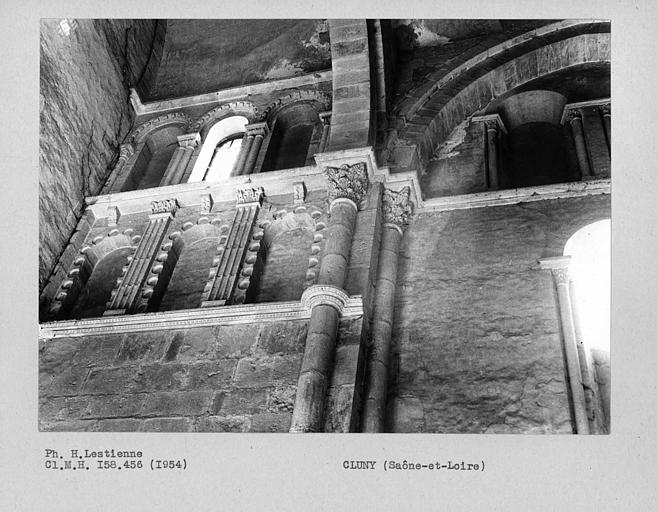 Abbaye. Croisillon sud du grand transept, mur ouest de la travée correspondant au deuxième bas-côté de la nef