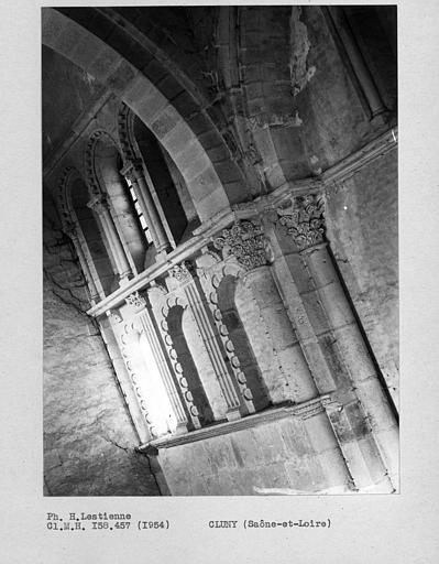 Abbaye. Croisillon sud du grand transept, mur ouest de la travée correspondant au deuxième bas-côté de la nef