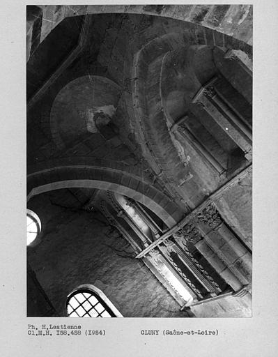 Abbaye. Croisillon sud du grand transept, travée correspondant au deuxième bas-côté de la nef et travée sous le clocher de l'eau bénite, mur est