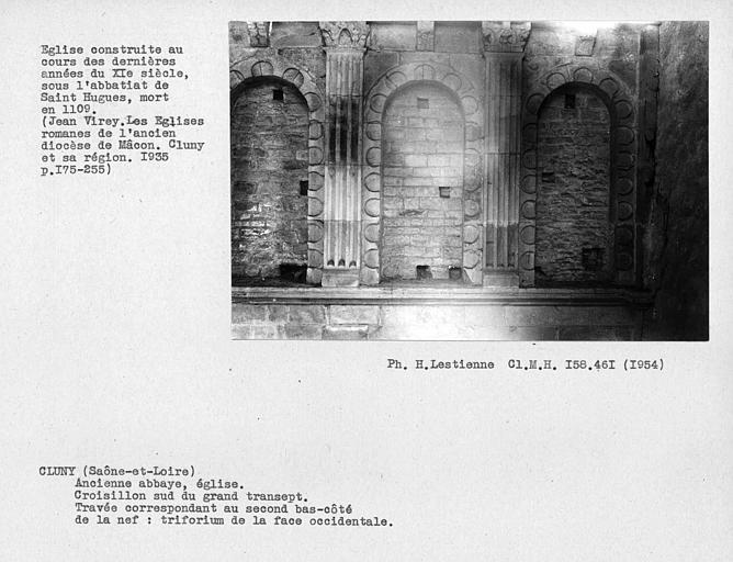 Abbaye. Croisillon sud du grand transept, travée correspondant au deuxième bas-côté de la nef, triforium de la face occidentale