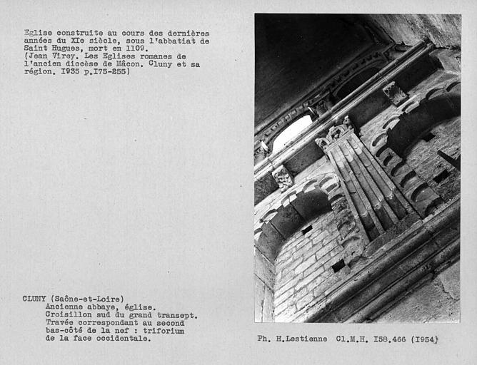 Abbaye. Croisillon sud du grand transept, travée correspondant au deuxième bas-côté de la nef, triforium de la face occidentale