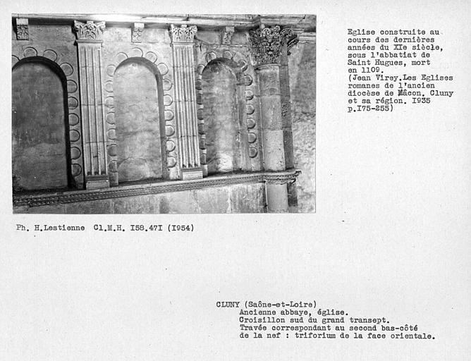 Abbaye. Croisillon sud du grand transept, travée correspondant au deuxième bas-côté de la nef, triforium de la face orientale