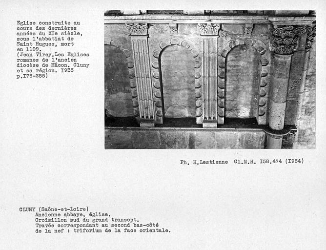 Abbaye. Croisillon sud du grand transept, travée correspondant au deuxième bas-côté de la nef, triforium de la face orientale