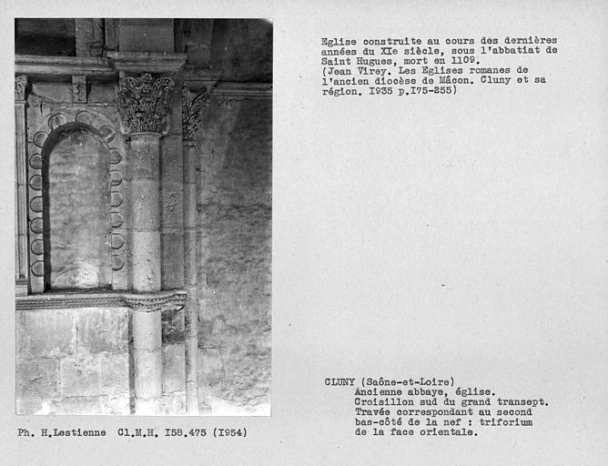 Abbaye. Croisillon sud du grand transept, travée correspondant au deuxième bas-côté de la nef, triforium de la face orientale