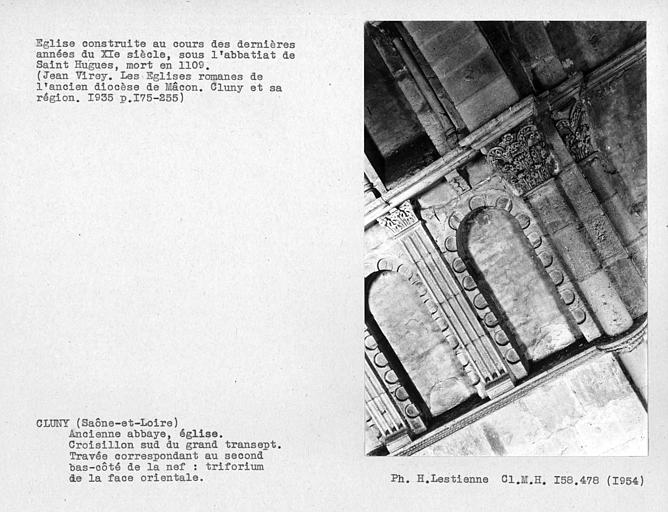 Abbaye. Croisillon sud du grand transept, travée correspondant au deuxième bas-côté de la nef, triforium de la face orientale