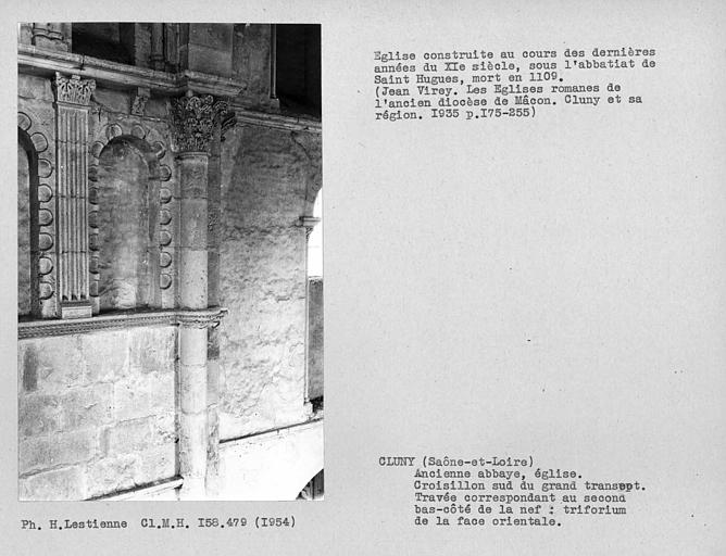 Abbaye. Croisillon sud du grand transept, travée correspondant au deuxième bas-côté de la nef, triforium de la face orientale