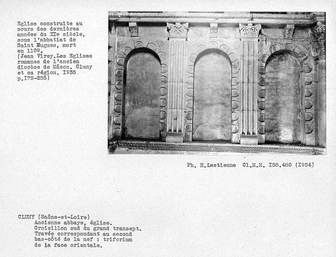 Abbaye. Croisillon sud du grand transept, travée correspondant au deuxième bas-côté de la nef, triforium de la face orientale