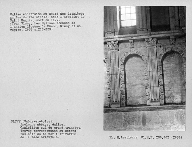 Abbaye. Croisillon sud du grand transept, travée correspondant au deuxième bas-côté de la nef, triforium de la face orientale