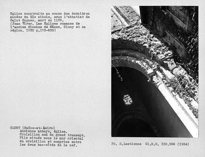 Abbaye. Croisillon sud du grand transept, pile située sous le mur est du croisillon et comprise entre les deux bas-côtés de la nef