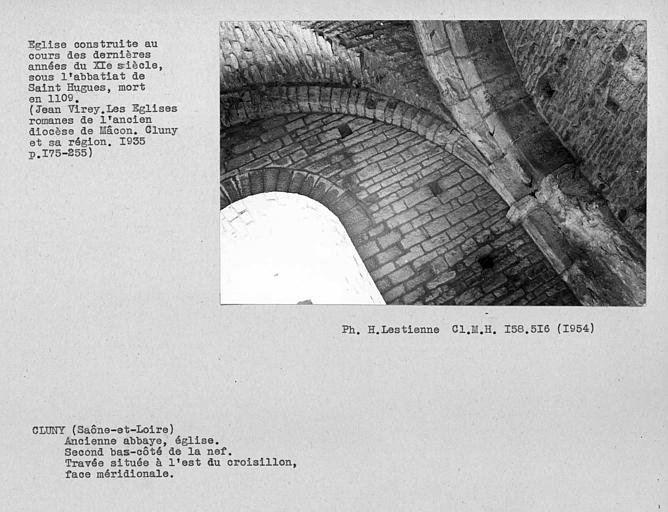 Abbaye. Second bas-côté de la nef, travée située à l'est du croisillon sud, face méridionale