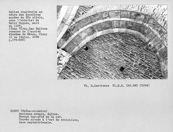 Abbaye. Second bas-côté de la nef, travée située à l'est du croisillon sud, face septentrionale