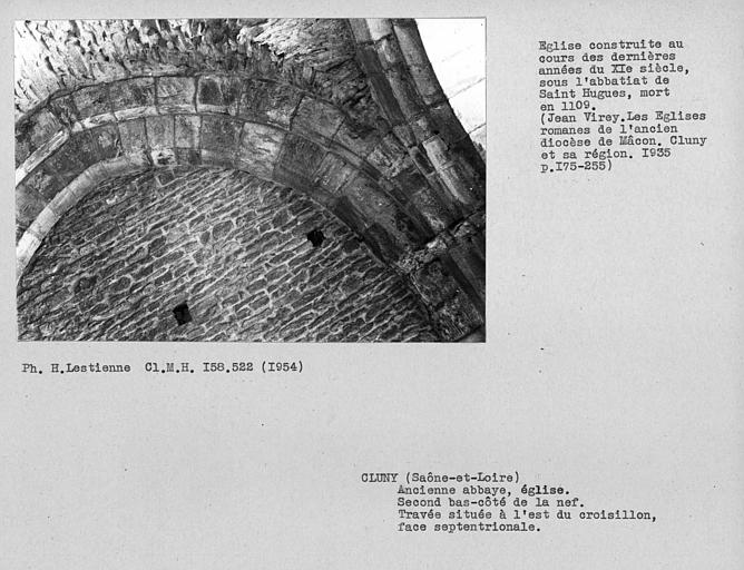 Abbaye. Second bas-côté de la nef, travée située à l'est du croisillon sud, face septentrionale