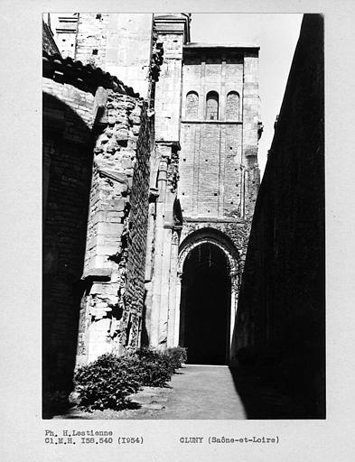 Abbaye. Façade est du croisillon sud du grand transept