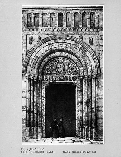 Abbaye. Lithographie de l'ancienne porte de la nef dans le narthex