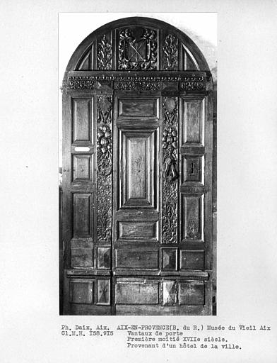 Vantail de porte provenant d'un hôtel de la ville