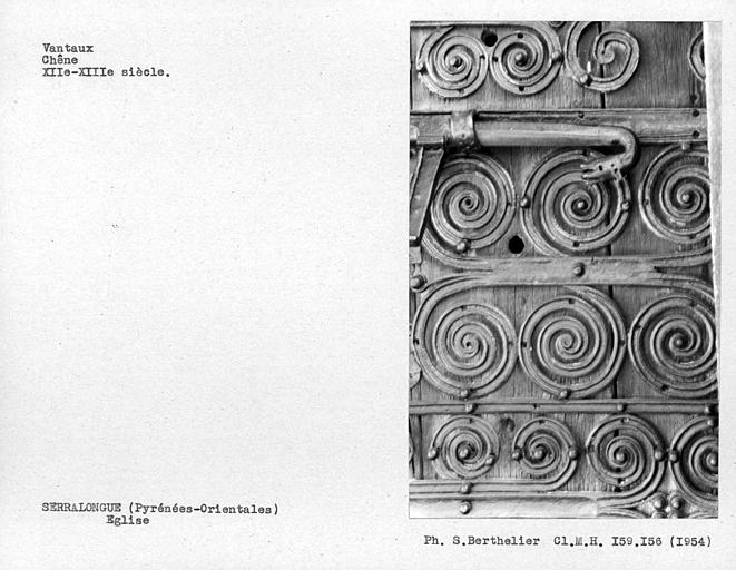 Vantaux de la porte en chêne ornés de pentures, détail