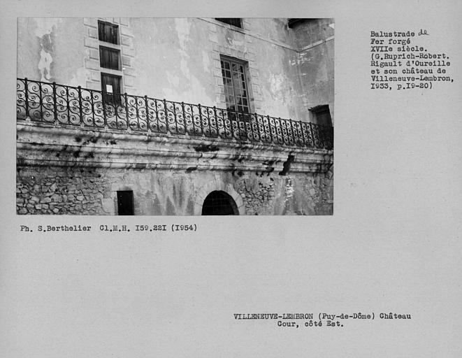 Balustrade en fer forgé de la galerie de la cour