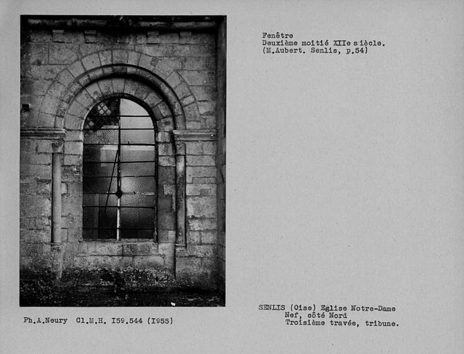 Fenêtre romane de la troisième travée de la tribune, côté nord de la nef