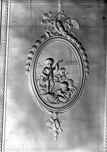 Rez-de-chaussée, premier salon : panneau à motif décoratif en plâtre, époque Louis XVI