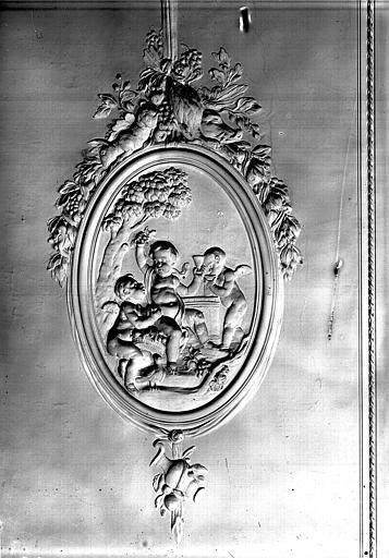 Rez-de-chaussée, premier salon : panneau à motif décoratif en plâtre, époque Louis XVI