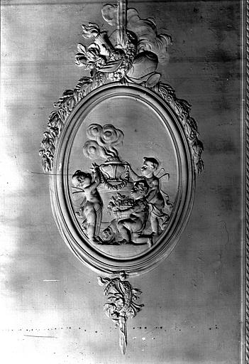 Rez-de-chaussée, premier salon : panneau à motif décoratif en plâtre, époque Louis XVI